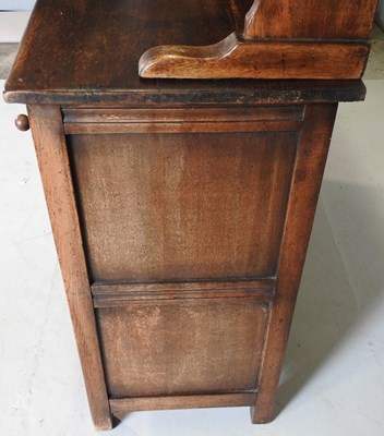 Lot 646 - An oak dresser