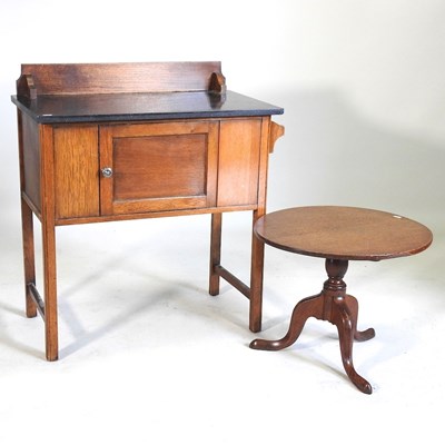 Lot 642 - A washstand and table