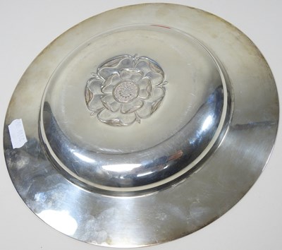 Lot 115 - A silver commemorative alms dish