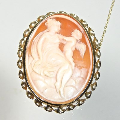 Lot 10 - A gold cameo brooch