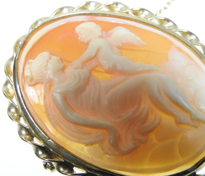 Lot 10 - A gold cameo brooch