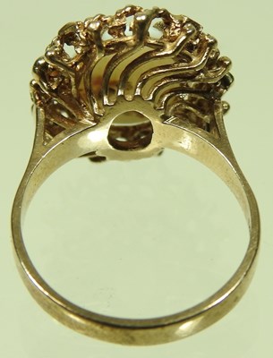 Lot 65 - An opal ring