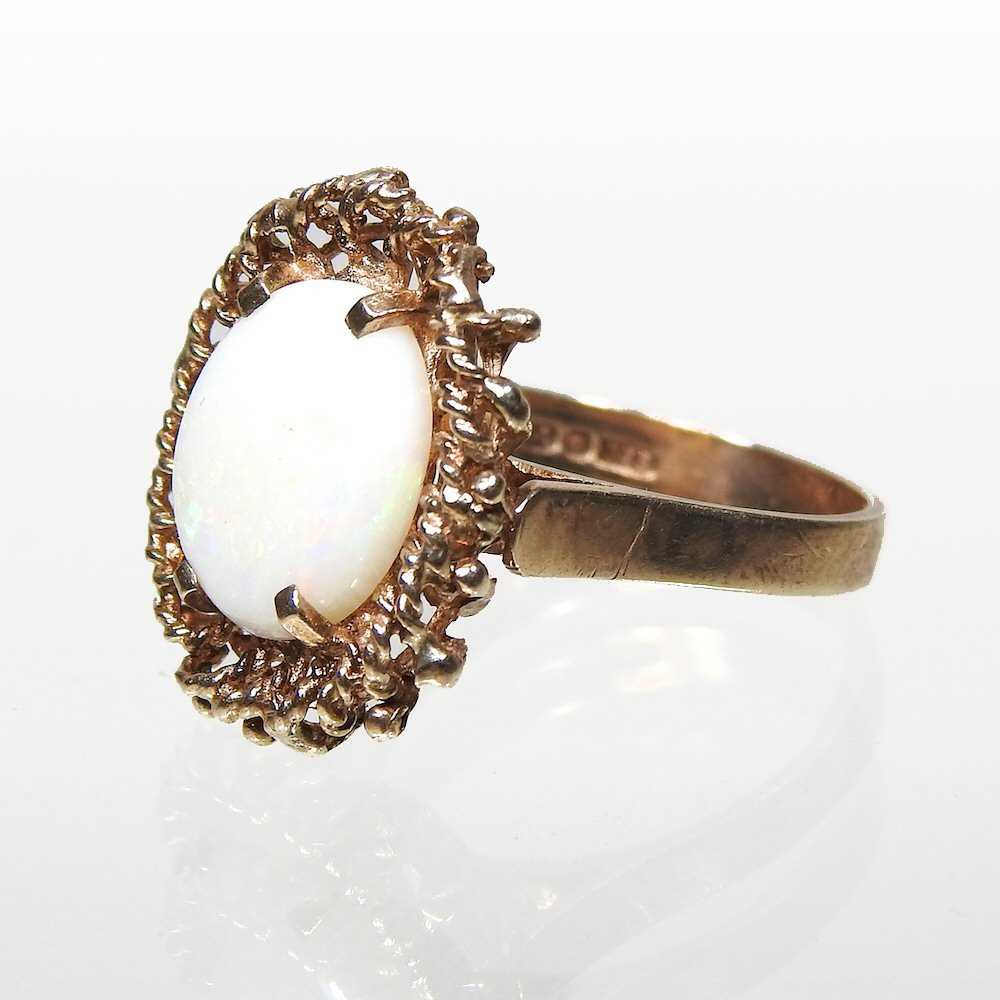 Lot 65 - An opal ring