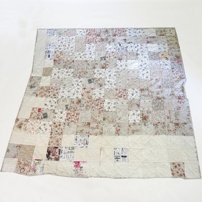 Lot 495 - A patchwork quilt