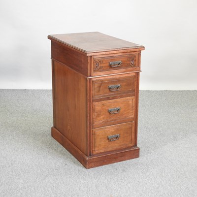 Lot 535 - An early 20th century bedside chest