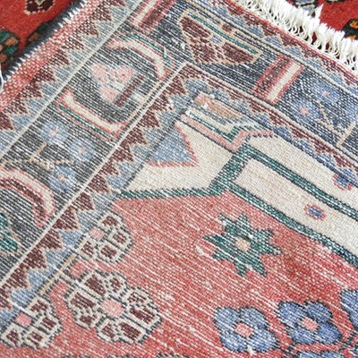 Lot 128 - A Shiraz rug