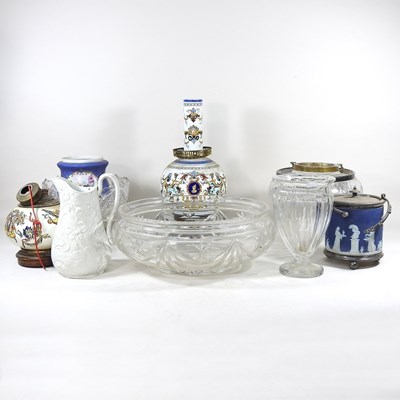 Lot 125 - An oil lamp and glassware