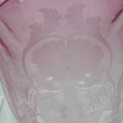 Lot 44 - A pink etched glass oil lamp shade
