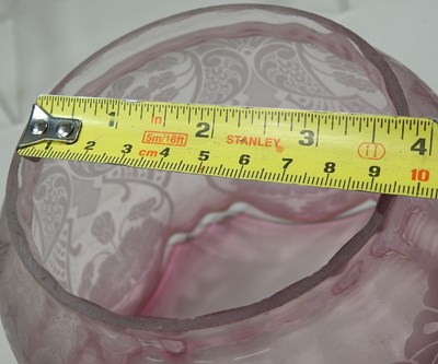 Lot 44 - A pink etched glass oil lamp shade