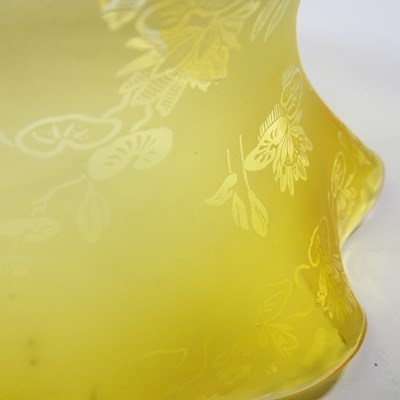 Lot 295 - A yellow etched glass oil lamp shade