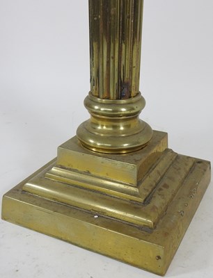 Lot 436 - A 19th century oil lamp