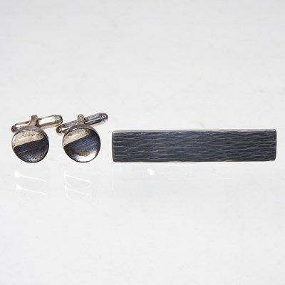 Lot 267 - A pair of cufflinks and pin