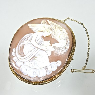 Lot 243 - A gold mounted cameo