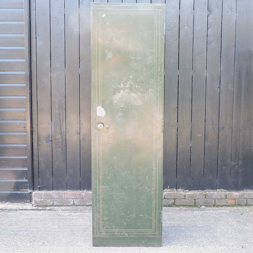 Lot 625 A Vintage Metal Cabinet   18608 0 Medium 