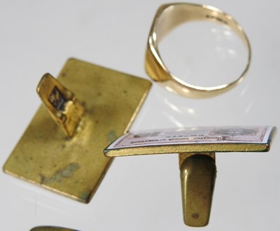 Lot 89 - A gold ring and cufflinks