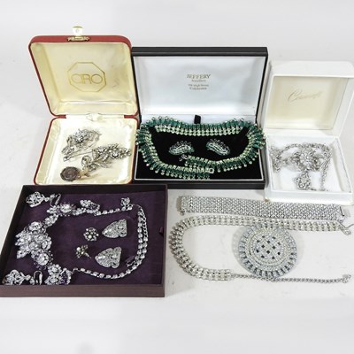 Lot 533 - A collection of costume jewellery