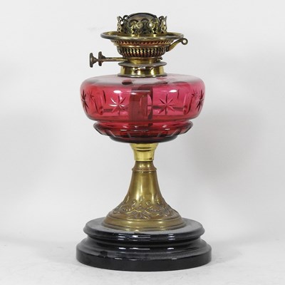 Lot 416 - An early 20th century oil lamp