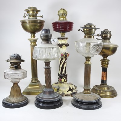 Lot 641 - A collection of oil lamps