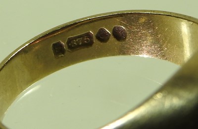Lot 32 - A 9 carat gold signet ring