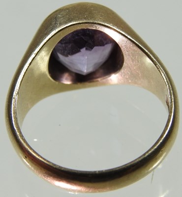 Lot 32 - A 9 carat gold signet ring
