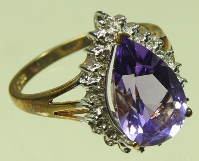 Lot 151 - A 9 carat gold cluster ring
