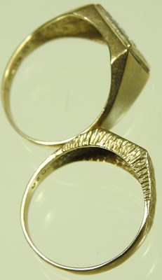 Lot 116 - A 9 carat gold signet ring