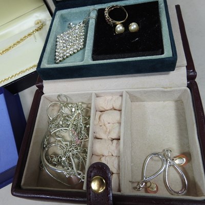 Lot 544 - A collection of costume jewellery