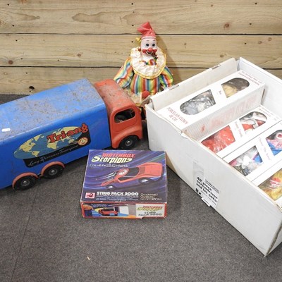 Lot 698 - A collection of toys