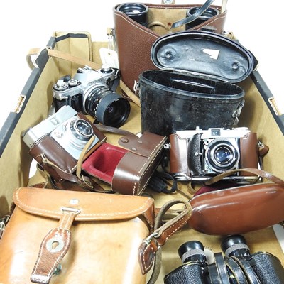 Lot 545 - A collection of cameras and binoculars