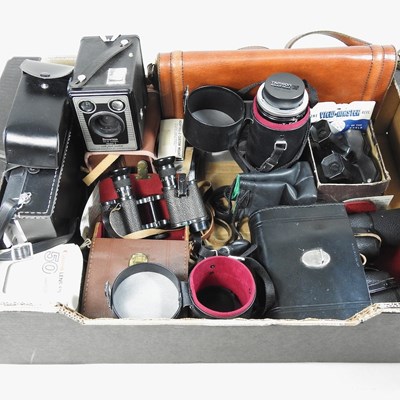 Lot 386 - A collection of binoculars