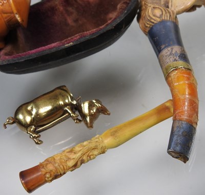 Lot 213 - A meerschaum pipe and other items