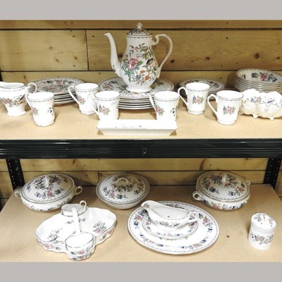 Lot 704 - A collection of Aynsley Pembroke pattern china