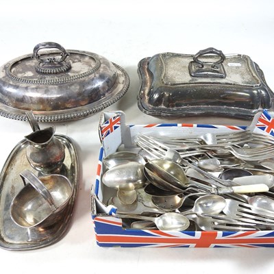 Lot 602 - A collection of silver plated items