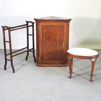 Lot 585 - An oak corner cabinet