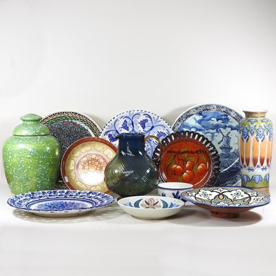 Lot 331 - A collection of pottery chargers