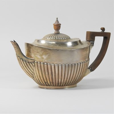 Lot 171 - A Victorian silver teapot