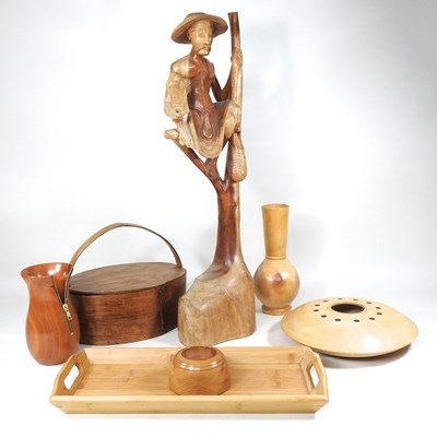 Lot 562 - A collection of treen and carvings