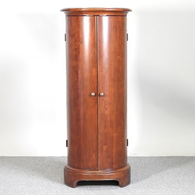 Lot 379 - A Willis & Gambier cabinet