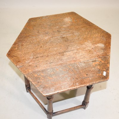 Lot 177 - An oak occasional table