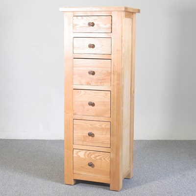 Lot 160 - A modern oak chest