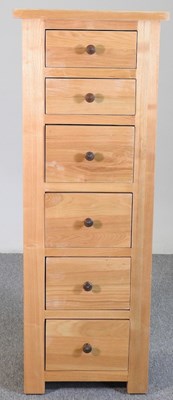 Lot 160 - A modern oak chest