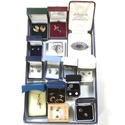 Lot 578 - A collection of earrings and a brooch