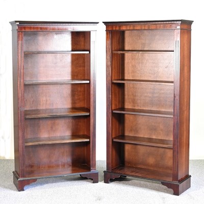 Lot 568 - A pair of modern standing open bookcases, on...