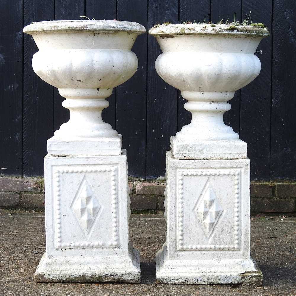 Lot 32 - A pair of garden urns