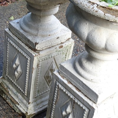 Lot 32 - A pair of garden urns