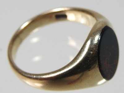 Lot 63 - A 9 carat gold signet ring