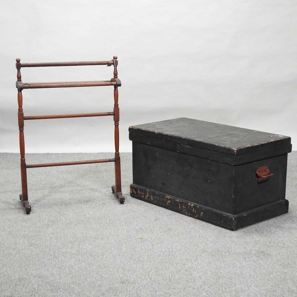 Lot 32 - An early 20th century carpenter's tool chest
