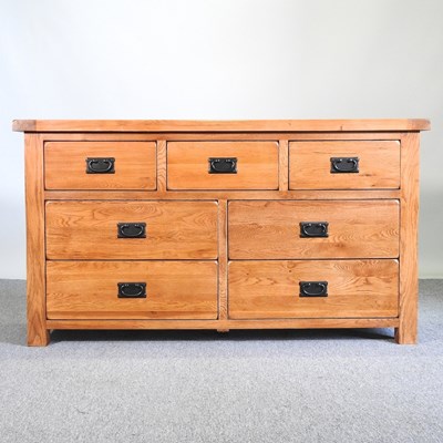 Lot 82 - A modern oak chest