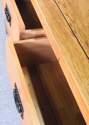 Lot 82 - A modern oak chest