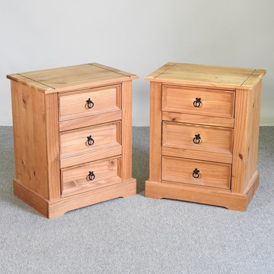 Lot 79 - A pair of bedside chests